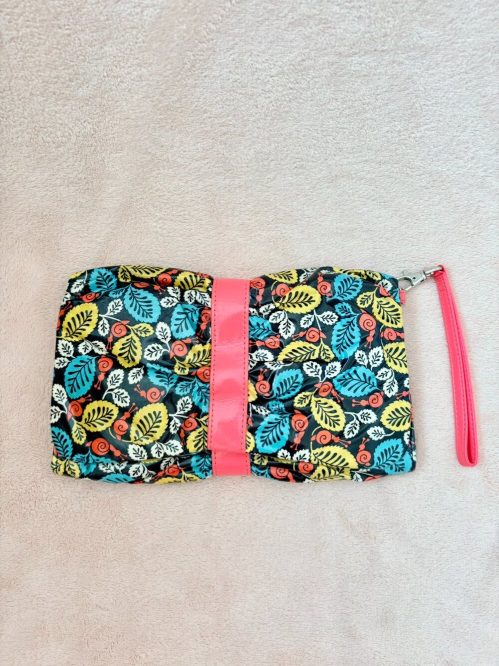 Vera Bradley Frill Happy Snail Floral Leafy Vinyl Concert Clutch Wallet Wristlet